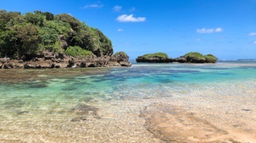 青い海と星砂の浜の風景