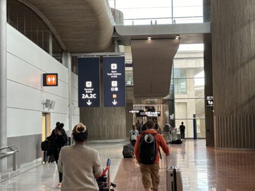 シャルル・ド・ゴール空港からパリ市内への電車の駅へ向かう道中の写真