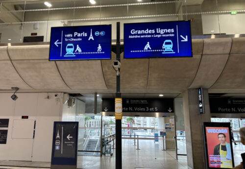 シャルルドゴール空港の駅構内の写真