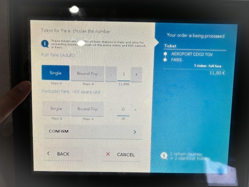 シャルル・ド・ゴール空港内の電車チケット購入画面：選択肢と枚数が表示されている