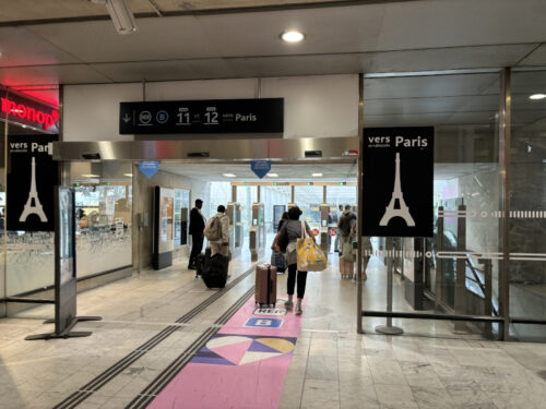 シャルル・ド・ゴール空港からパリ市内への電車駅への改札口