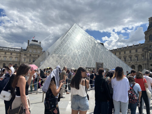 ルーブル美術館のガラスのピラミッド前に並ぶ人の列