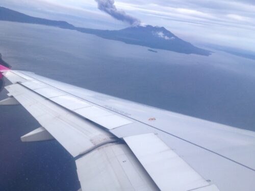 飛行機から見た鹿児島上空の桜島の眺め