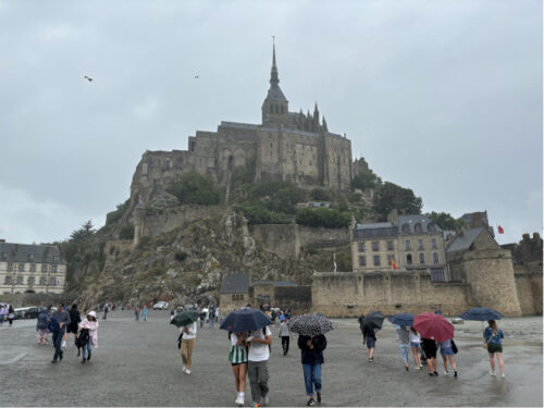 雨に包まれたモンサンミッシェルの全体像