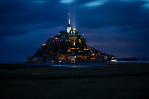 夜のモンサンミッシェルの幻想的な写真