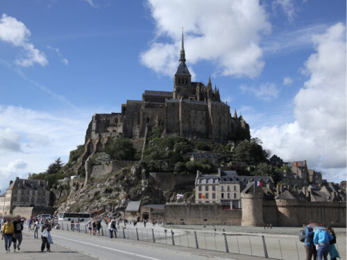 雨から一変、晴天に変わった青空が広がるモンサンミッシェルの全景