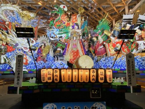 八戸に展示された夏祭りのような伝統芸術品