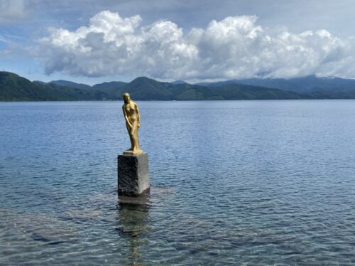 田沢湖に佇むたつこ像