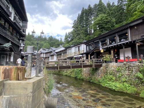 夏の銀山温泉と川の景色