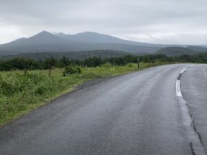 笠松峠付近の一本道と山の風景