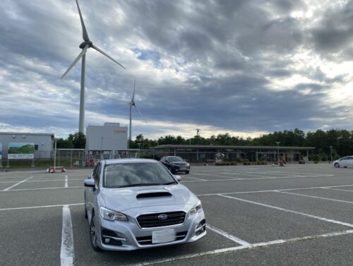 巨大なまはげがある広い駐車場