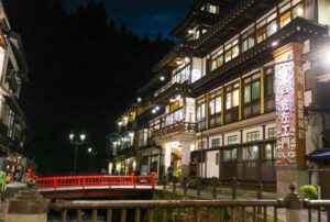 銀山温泉の夜の幻想的な景色