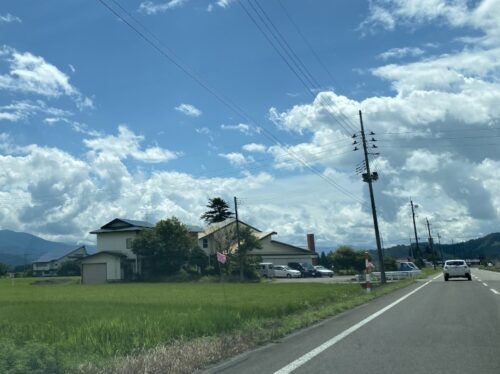 夏の秋田の国道ののどかな田んぼ風景