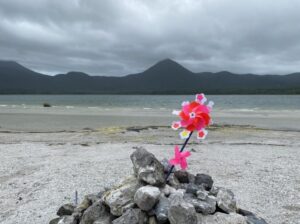 恐山と激しく回る風車