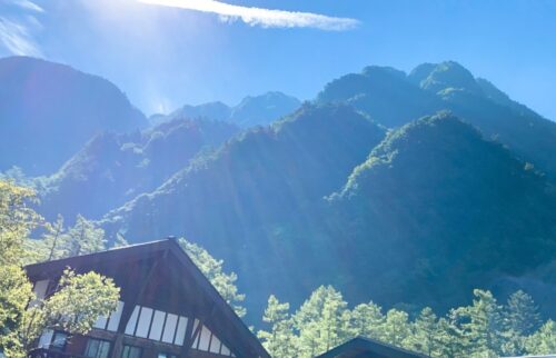 上高地のバスターミナルから見上げた山々の景色