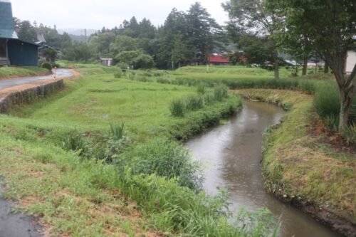 カッパ淵に向かう小道と小さな小川