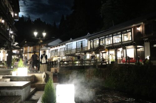 銀山温泉の足湯からの景色