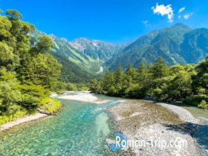 河童橋から眺めた上高地の山と川の絶景