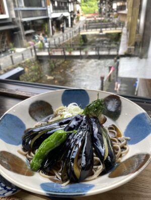 銀山温泉でたべた茄子がのっている冷やし蕎麦