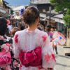 京都の清水寺と浴衣を着る女性