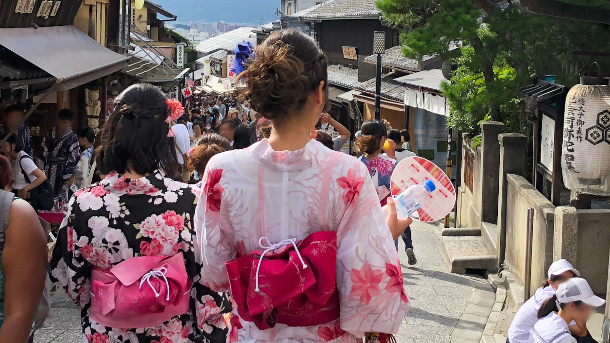 京都の清水寺と浴衣を着る女性