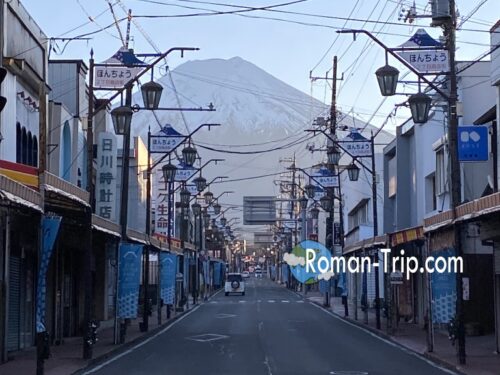 巨大な富士山が聳える商店街の写真