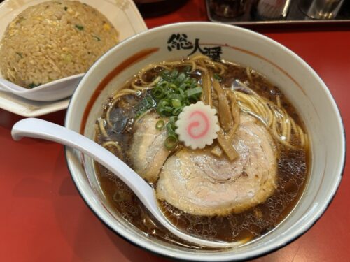 日本の醤油ラーメンと炒飯