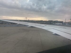 フランクフルト空港に着陸した瞬間の飛行機内から撮影した写真