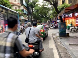 ハノイ旧市街はたくさんのバイクで賑わっている