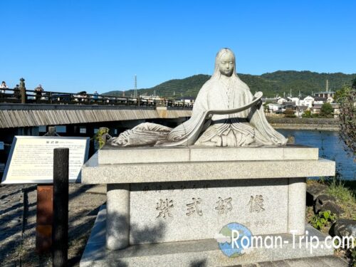 紫式部像と宇治橋