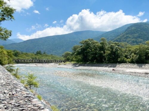 上高地の風景で、川の奥には明神橋が見える