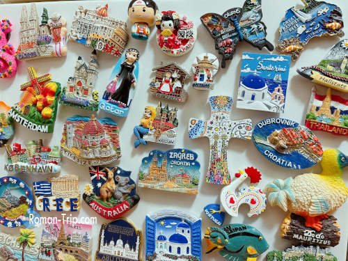 世界を旅しながらコツコツ集めたご当地マグネット。クロアチア、サントリーニ、スイス、パリ、京都、オーストラリア、モーリシャスなど、多彩なデザインと色が並ぶ。/ A carefully gathered collection of souvenir magnets from around the world — Croatia, Santorini, Switzerland, Paris, Kyoto, Australia, Mauritius — each with its own color and design.