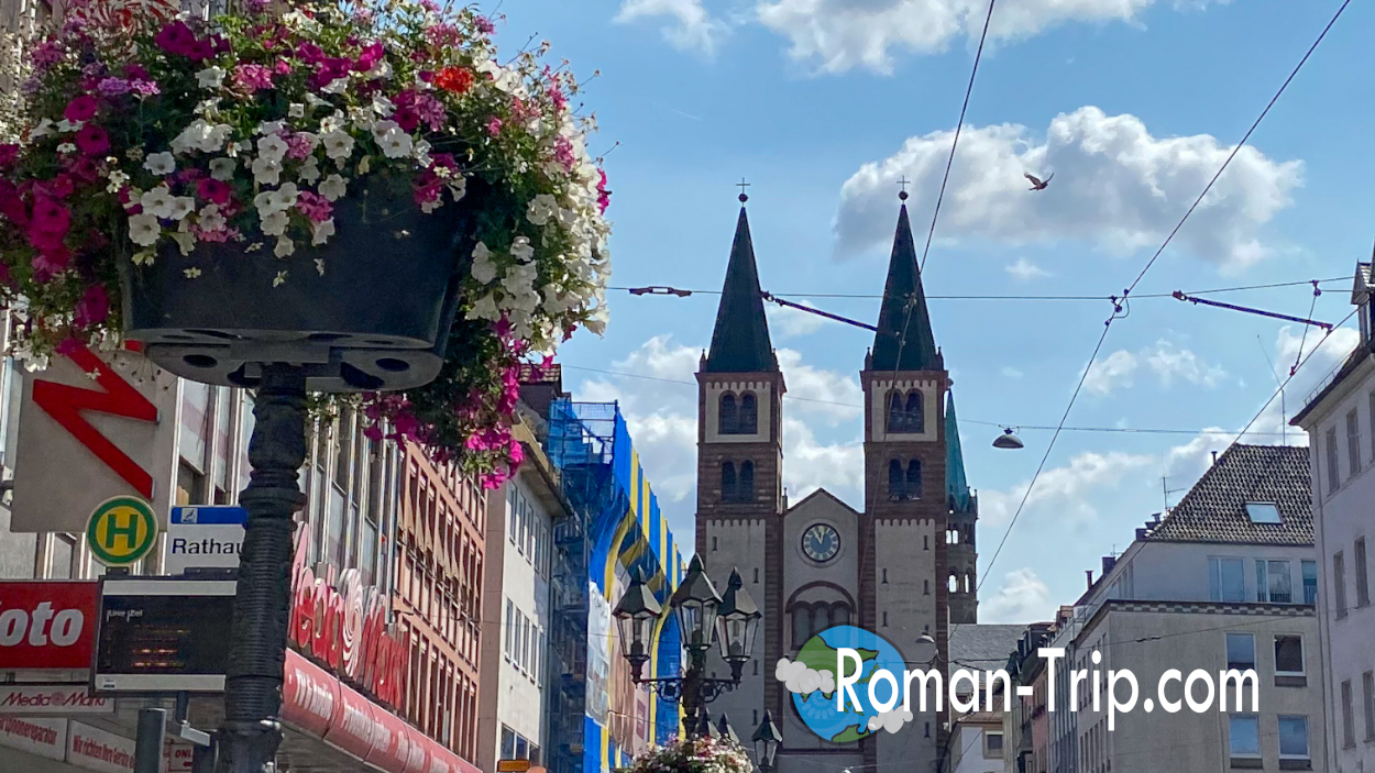 ヴェルツブルク大聖堂と花が鮮やかな街灯の景色を写した、ロマンチック街道ひとり旅の思い出