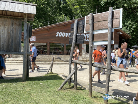 プリトヴィッツェ湖沼国立公園のコジャク湖畔、P3付近の広場。奥には木造のお土産屋が見える。/ The P3 lakeside square at Kozjak Lake in Plitvice Lakes National Park, with a wooden souvenir shop visible in the background.