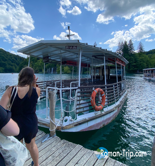 プリトヴィッツェ湖沼国立公園のP1船着き場。透明な湖面と緑に囲まれた静かな出発ポイント。/ The P1 boat pier at Plitvice Lakes National Park, a tranquil departure point surrounded by greenery and crystal-clear waters.