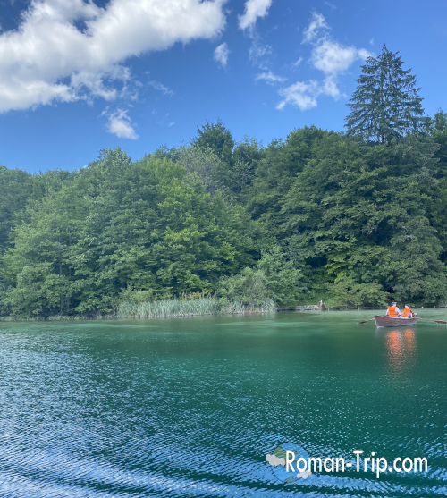 プリトヴィッツェ湖沼国立公園のコジャク湖クルーズ。船の中から青く澄んだ湖を望む穏やかな時間。/ Kozjak Lake cruise at Plitvice Lakes National Park, viewing the clear blue water from inside the boat in a peaceful moment.