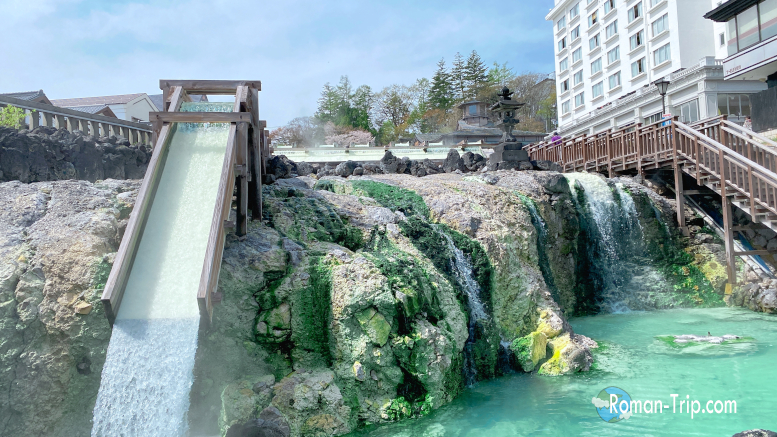 ：草津温泉旅行で訪れた湯畑。間近で感じる湯けむりと源泉の迫力に感動した、旅の思い出の一枚。 / Yubatake at Kusatsu Onsen, captured during a personal trip — a memorable scene of powerful hot spring steam and flowing waters experienced up close.