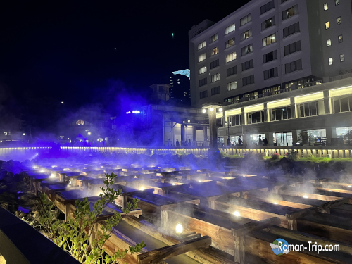 草津温泉の夜の湯畑。湯けむりがライトアップに照らされ、幻想的な雰囲気に包まれる日本屈指の温泉地の夜景。/ Night view of the Yubatake hot water field in Kusatsu Onsen — illuminated steam rising into the night creates a magical and dreamlike atmosphere at one of Japan’s top hot spring resorts.