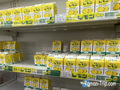 売店の棚にずらりと並んだ紙パッケージの栃木名物レモン牛乳。昭和レトロなデザインとご当地感があふれる人気商品。/ Rows of Tochigi’s iconic lemon milk paper cartons neatly lined up on a store shelf — a nostalgic, retro-styled local favorite.