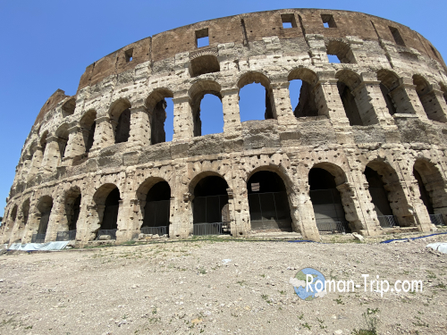 ローマの象徴・コロッセオの外観。歴史を感じさせる壮大な建築。/ Exterior view of the Colosseum in Rome, showcasing its grand and historic architecture.