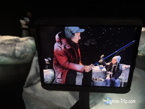 大阪・関西万博2025のカナダパビリオンの展示。氷山型のオブジェにiPadをかざすと、釣り人の3D映像が浮かび上がる体験型インスタレーション。自然とデジタルが融合した演出が印象的。 / Interactive display at the Canada Pavilion, Expo 2025 Osaka — when an iPad is held over an iceberg-shaped structure, a 3D fisherman appears, blending digital technology with natural storytelling.