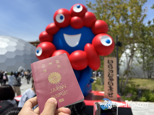 大阪・関西万博2025で撮影した、期限切れのパスポートと公式キャラクター「ミャクミャク」のユニークな1枚。旅と国際イベントの空気感をユーモアたっぷりに切り取った思い出ショット。 / A fun photo taken at Expo 2025 Osaka, featuring an expired passport and the official mascot “Myakumyaku” — a quirky and memorable snapshot blending travel and global celebration.