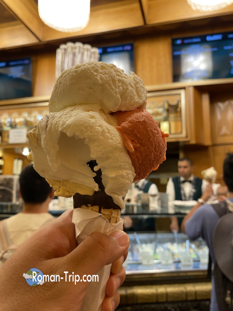 ローマの老舗『Giolitti』で食べたジェラート。おまけの一すくいが嬉しいひととき。/ Gelato from the historic 'Giolitti' in Rome, with a delightful extra scoop as a treat.