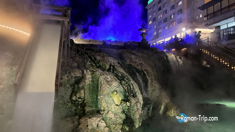 草津温泉の夜の湯畑。幻想的にライトアップされ、湯気が立ちこめる景色が温泉地の風情を際立たせる。/ Night view of the Yubatake in Kusatsu Onsen — softly illuminated with rising steam, creating a magical and atmospheric hot spring scene.