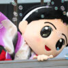 草津温泉の名物キャラクター「ゆもみちゃん」。伝統の湯もみをモチーフにした、温泉街で親しまれるご当地マスコット。/ “Yumomi-chan,” the iconic mascot of Kusatsu Onsen — a beloved local character inspired by the traditional hot water stirring culture of the onsen town.
