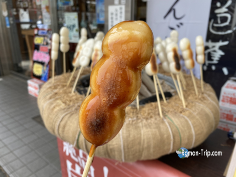 草津温泉で食べ歩きしたみたらし団子。香ばしい醤油だれがとろりと絡んだ、温泉街散策にぴったりの定番スイーツ。/ Mitarashi dango enjoyed while strolling through Kusatsu Onsen — a classic sweet with a savory soy glaze, perfect for a hot spring town food walk.
