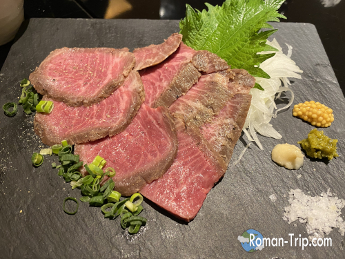 草津温泉の「石臼挽蕎麦 三国家」で味わえるお肉料理。ジューシーで香ばしく、そばと一緒に楽しめる満足感たっぷりの逸品。/ A hearty meat dish served at “Mikuniya” in Kusatsu Onsen — juicy and flavorful, perfectly complementing their signature stone-ground soba noodles.