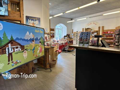 スイス・マイエンフェルトのお土産屋さん。店内にはハイジのイラストやグッズがずらりと並び、物語の世界に入り込んだような雰囲気が楽しめる。 / Souvenir shop in Maienfeld, Switzerland — filled with Heidi-themed illustrations and merchandise, offering a charming glimpse into the beloved story’s hometown.