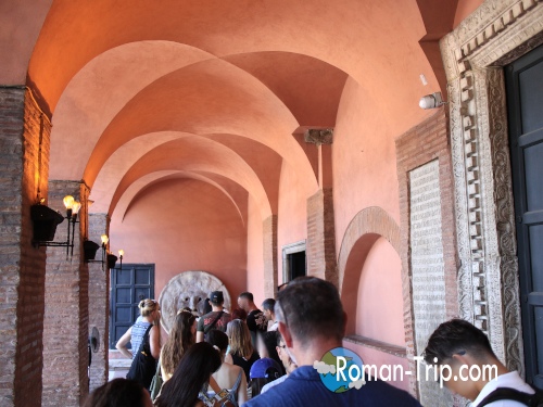 ローマの名所「真実の口」に並ぶ観光客たちの様子。/ Tourists lining up to see the famous "Mouth of Truth" in Rome.