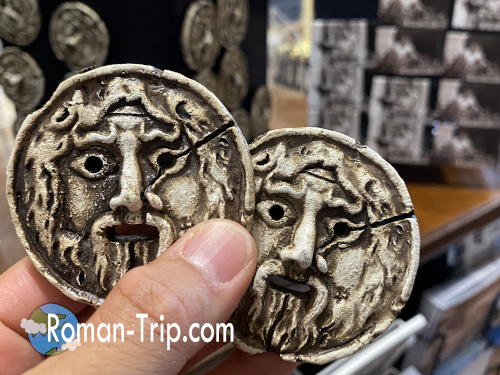 「真実の口」で購入したローマ限定のご当地マグネット。/ A local souvenir magnet from the Mouth of Truth in Rome.